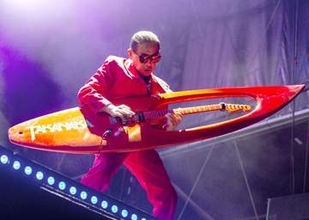 ギタリスト・高中正義　イギリス・ロンドンの野外フェスで全17曲で圧巻のパフォーマンス！1万2500人の大観衆を沸かせる