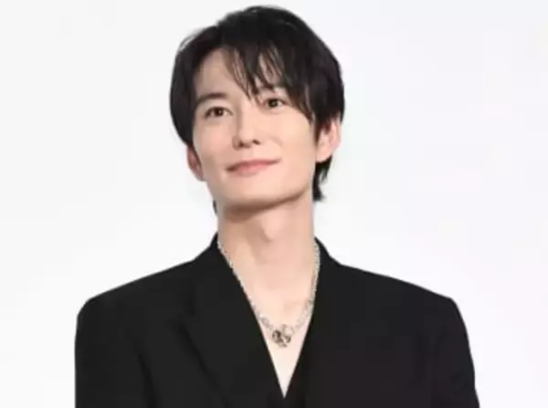 「奥様目線最高すぎる」岡田将生　眼鏡姿の接写ショに反響「充希ちゃんが撮ったのかな」「奥様を見つめる瞳なのでしょうか」