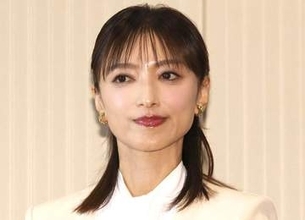 「本当にアラ50？」「令和のクレオパトラ」奇跡の54歳女性アナウンサー　あふれる高貴オーラ　純白ドレスで映画祭降臨「ギリシャ神話の女神」「エレガント」SNS魅了