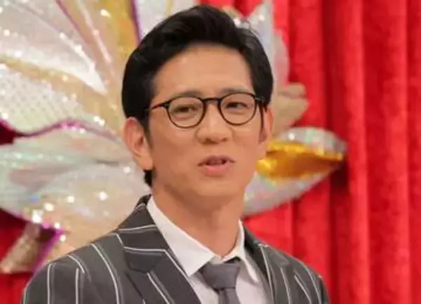 メガネ外して誰？人気芸人の「パイロット」姿にww「凜々しいと思ったら」「なんだか渋い」機内でおすまし顔のアンタ柴田