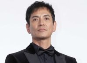 「イケオジが出ちゃってる」「ビジュが良すぎます」原宿に現れたトップ俳優に騒然　マスクしててもヤバい　イルミに負けない存在感にファン釘付け