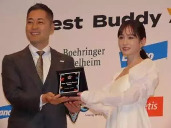 前田敦子　デコルテ光る白の華やかドレスで登場　ベストバディアワードでペットに感謝「日々助けられている」