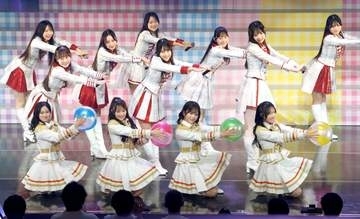 AKB48が19期生昇格記念ライブ　センター・伊藤百花「成長を目に焼きつけて」5月卒業のメンバーもゲスト出演