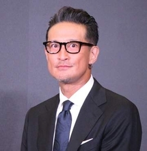 松岡昌宏　男気全開の22キロの新製品トイレを持ち上げフォトセッション「結構重い」出演した20年前のCMにはしみじみ