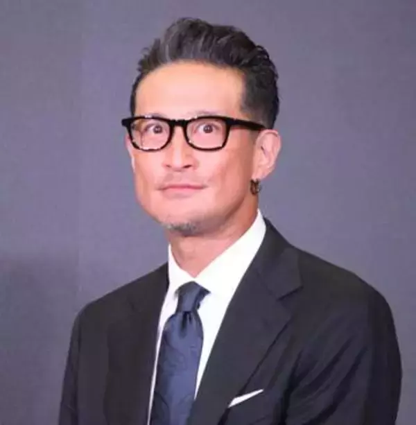 松岡昌宏　男気全開の22キロの新製品トイレを持ち上げフォトセッション「結構重い」出演した20年前のCMにはしみじみ