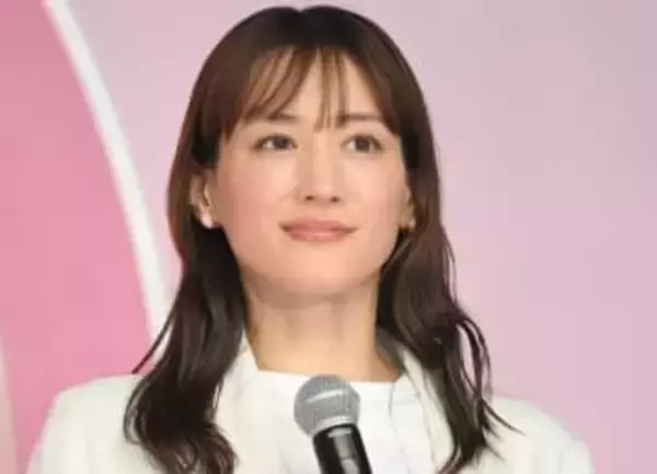 綾瀬はるか　雪に大はしゃぎのオフショット公開　雪だるままで作ってた　ファン「雪だるまのお顔が可愛すぎる」