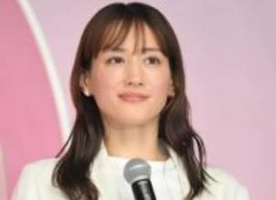 綾瀬はるか　雪に大はしゃぎのオフショット公開　雪だるままで作ってた　ファン「雪だるまのお顔が可愛すぎる」