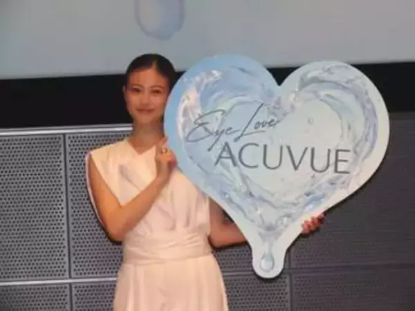 今田美桜　さわやか白のノースリーブドレスで登場　コンタクトレンズの思い出告白「最初は入れるのが難しかった」