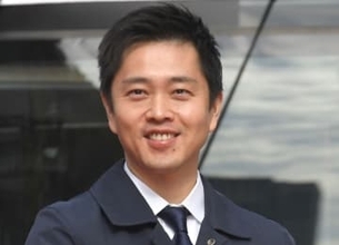 吉村大阪府知事　超大物アーティストとの遭遇明かす「飛行機で、超偶然で会ってん。」意外な顔合わせに「最高コラボ」「美男美女のツーショット」