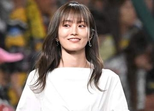「ヤバ♥」「神！！！」山本彩　デコ出しダブルピースショットが可愛すぎ！「お姉さん感増して好き」