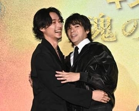 山崎賢人「キングダム」大ヒットに山田裕貴と熱い抱擁　山田裕貴は土下座で切実PR「僕はこの作品で最後」