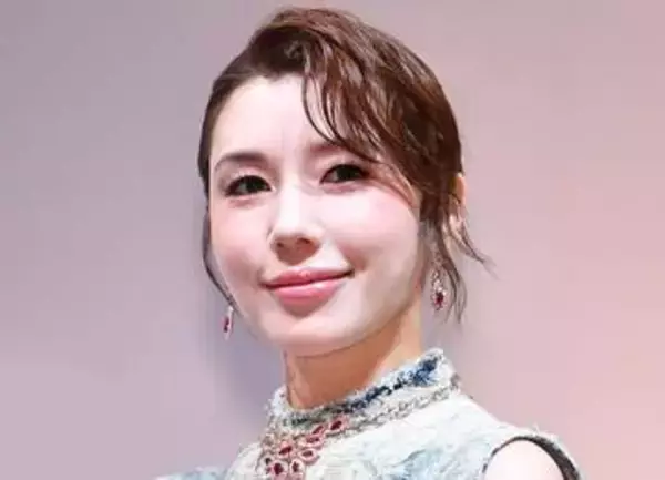 仲里依紗　結婚記念日で「お顔が乙女に」　富士山のぞむホテルで夫・中尾明慶と密着ショット「可愛いがすぎる」