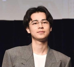 成田凌がレアな浦和ユニホーム姿を披露　183センチの抜群スタイルに「浦和サポなんだ」「圧倒的」と反響