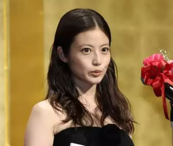 今田美桜　デコルテまぶしっ！ツヤツヤの透明感をパンツスタイルで披露