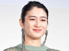 撮影後はメイク必ずオフの小雪　撮了後の姿に「すっぴんに見えない♥」「陶器肌で美し過ぎる」私服も洗練【銀河の一票】都内某所で撮影後