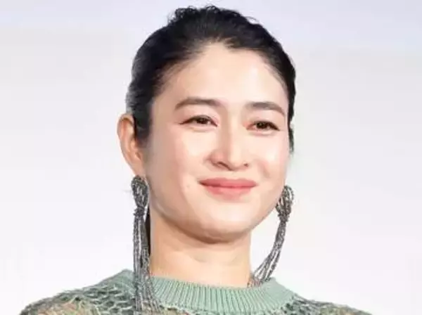 撮影後はメイク必ずオフの小雪　撮了後の姿に「すっぴんに見えない♥」「陶器肌で美し過ぎる」私服も洗練【銀河の一票】都内某所で撮影後
