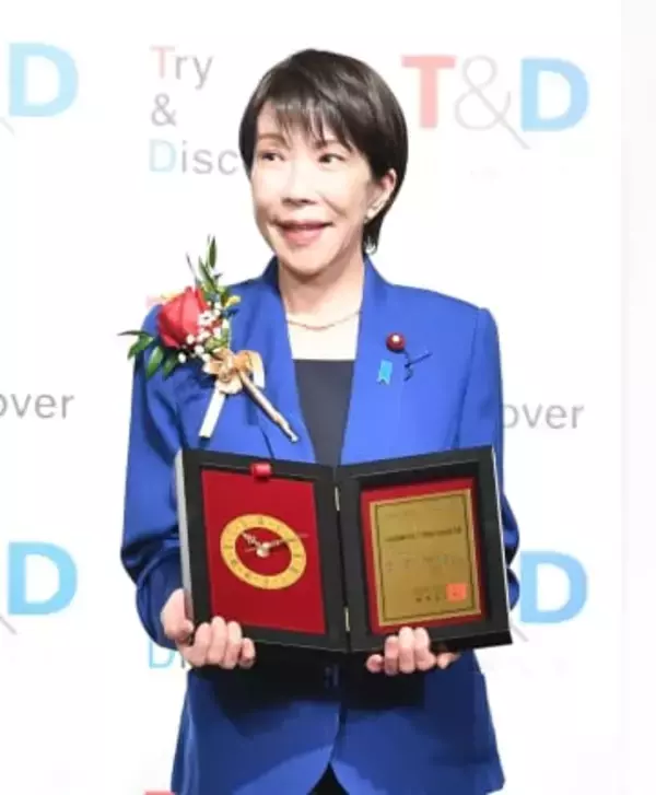 高市総理、登場　新語・流行語大賞の年間大賞　少女のような笑顔を咲かす「賛否両論頂いた」とスピーチ