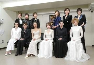 ええっ何歳！？　久々に現れた宝塚大物女優に衝撃　同期・黒木瞳の隣にいる　美しすぎる長身とビジュが凄すぎ　年齢不詳の透明感がケタ違い
