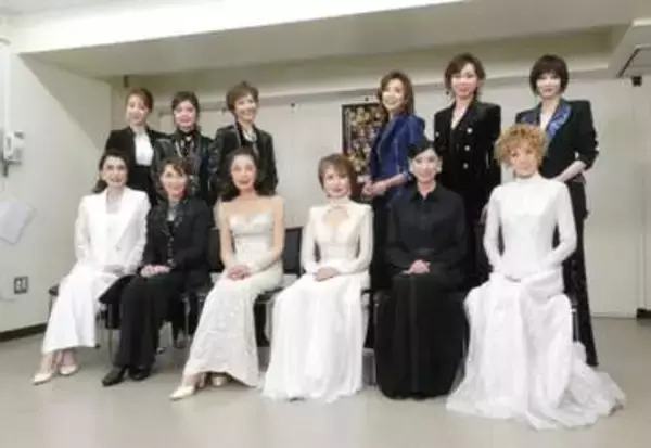 ええっ何歳！？　久々に現れた宝塚大物女優に衝撃　同期・黒木瞳の隣にいる　美しすぎる長身とビジュが凄すぎ　年齢不詳の透明感がケタ違い
