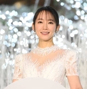 吉岡里帆　美背中まばゆいドレスで降臨「着ていても視界がキラキラ」裏テーマは「光の世界の擬人化」