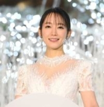 吉岡里帆　美背中まばゆいドレスで降臨「着ていても視界がキラキラ」裏テーマは「光の世界の擬人化」