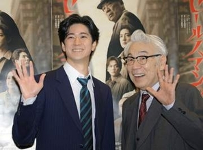 中島裕翔は「狂気の目」！？　イッセー尾形が笑顔でツッコみ“親子仲”の良さチラリ　共演舞台が初日