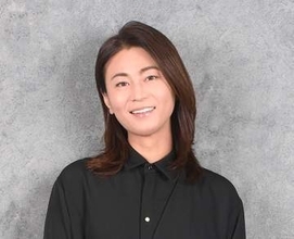 「どこの女優さんかと♥」「モデルのよう」ハワイ降臨の黒ドレスの氷川きよしにSNS騒然　エルメスのサンダル光る