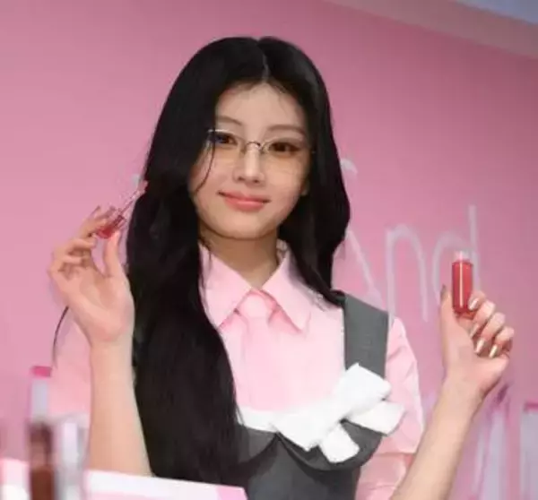 一体何頭身？ILLITのWONHEEらが美の共演　短丈「ビジネスルック」で魅了「rom＆nd」イベント