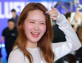 なにコレ！舞台挨拶、美形俳優11人に囲まれてる畑芽育に騒然「可愛すぎる」　凄いドレスの透明感が圧倒的　全然負けないビジュ「余裕で笑顔、最高」「透けちゃうんじゃ」