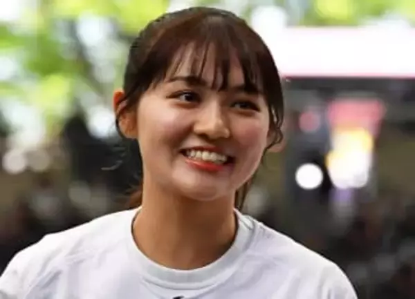 父は元プロ野球名捕手の女子大生モデル　イルミに負けない輝く白ニット「チャーミングで超可愛い」「似合ってるね♪」