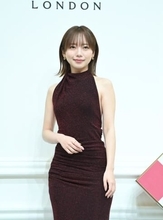 齊藤京子が振り向くと…背中がWOW！昼の表参道うっとりのぴったりドレス姿、クリスマスの恒例行事も告白