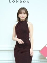 齊藤京子が振り向くと…背中がWOW！昼の表参道うっとりのぴったりドレス姿、クリスマスの恒例行事も告白