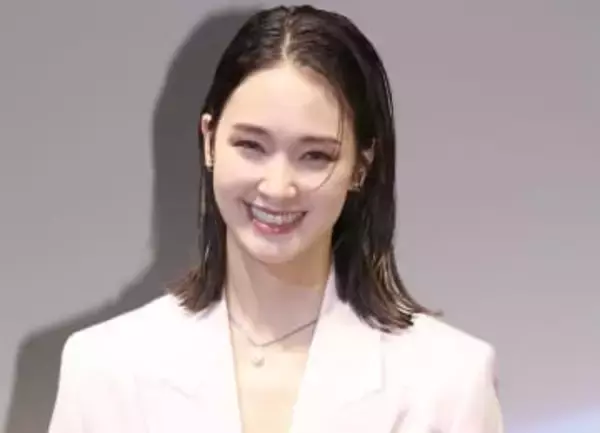 「YOSHIKIさん！」剛力彩芽　イケメンすぎる金髪×ジャケットコーデに「ワイルドカッコいい～」「惚れてまう」