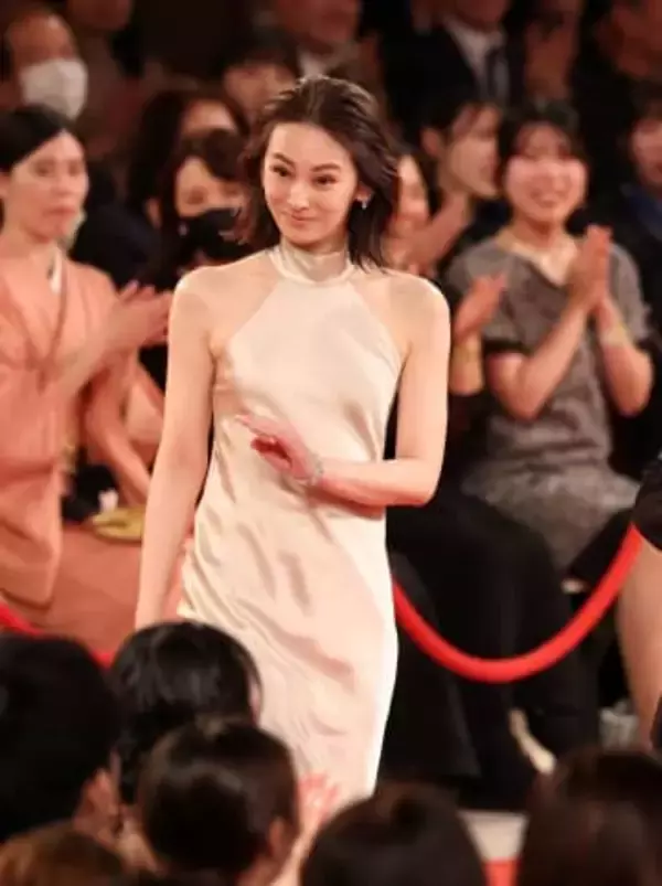 長澤まさみは光沢感　北川景子は肩出し　広瀬すずは着物　豪華俳優勢が個性豊かな衣装で魅了　日本アカデミー賞授賞式