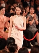 長沢まさみは光沢感　北川景子は肩出し　広瀬すずは着物　豪華俳優勢が個性豊かな衣装で魅了　日本アカデミー賞授賞式