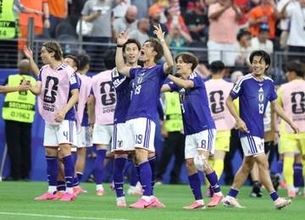 朝5時なのに髪もサラ艶の美しさ！W杯観戦の人気俳優夫婦　2人で1枚の写真完成の仕掛け　背筋伸ばし「ガチ」応援