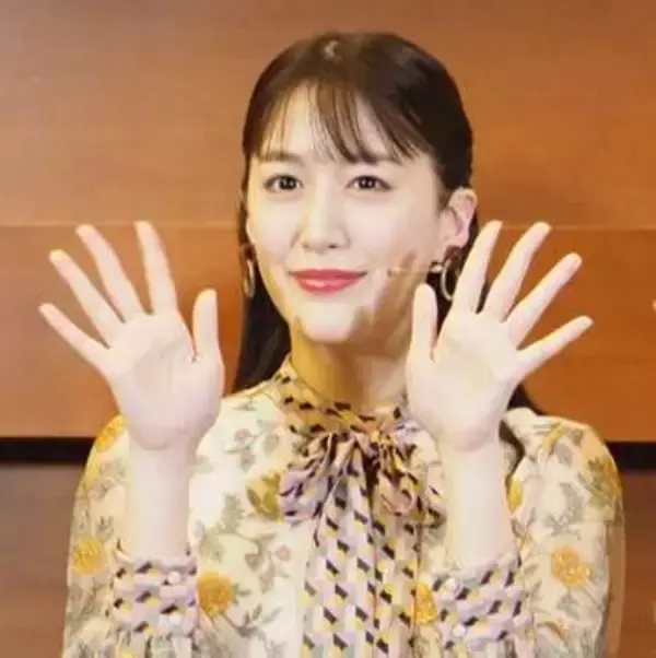 報道謝罪の花乃まりあ　結婚し24年に出産、元宝塚トップ娘役　「共演者の方と二人で時間を」「不適切な判断」