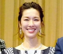「歳を取らない人っているんだ！」父は世界的デザイナーの女優　51歳の近影に驚きの声「どんどんお綺麗に」「脚長っ♥」