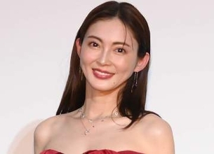 プロ野球選手妻の人気モデル　グローブはめて「長男の応援（時々、ボール拾い）」激レアな野球スタイルショット　夫はNPB元最多勝右腕