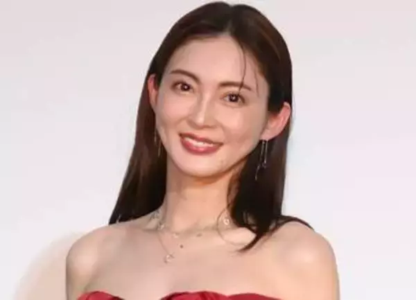 プロ野球選手妻の人気モデル　グローブはめて「長男の応援（時々、ボール拾い）」激レアな野球スタイルショット　夫はNPB元最多勝右腕