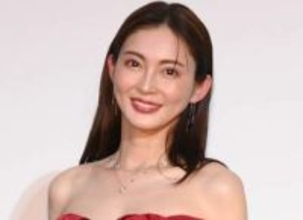 プロ野球選手妻の人気モデル　グローブはめて「長男の応援（時々、ボール拾い）」激レアな野球スタイルショット　夫はNPB元最多勝右腕