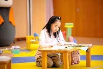 こんなところにいた！【VIVANT】ジャミーンの学校のデンスマ先生、2話に登場していた　あの大使の横で…意外と権力者？