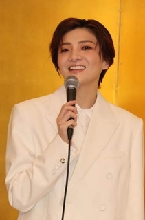 宝塚　月組トップ鳳月杏「20年間、ひたすら目の前のことに向き合ってきた」退団会見で笑顔
