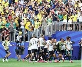 「綺麗すぎる♥」「AIかと」ブラジル戦7列目に元レースクイーン　代表ユニの裾まくり凹凸くっきり「選手も近かった」弾丸渡米