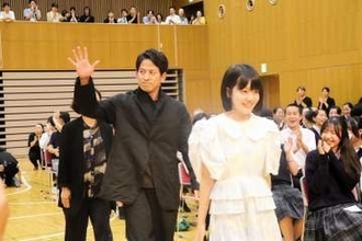 岡田准一「おま！」高校での映画イベントにサプライズ登場　生徒165人からの黄色い声に「僕も結婚したい！…してました」