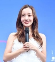 板野友美　純白のオフショルワンピ姿に会場「綺麗！」の声　透明感溢れる美白肌で「美容習慣“神7”」語る