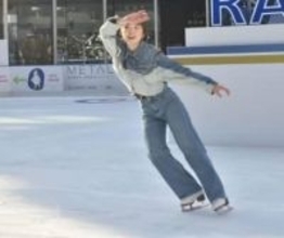 本田望結　大阪・梅田のど真ん中でつるんつるん「お気に入り」私服デニムで華麗スケーティング披露「幸せ」