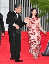 舘ひろし登場に京橋のビジネス街が騒然　タキシード姿で西野七瀬をエスコート　主演映画「免許返納！？」レッドカーペット