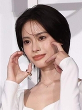 何頭身！？　腰の高さが衝撃レベル　安斉星来22歳　凄いドレスで舞台挨拶に現る　圧倒的な美しさ