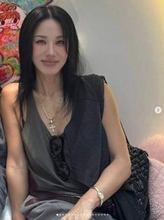 韓国ベテラン女性歌手、56歳とは思えぬ鍛えられた水着姿披露　ファンは「セルフケアの模範」
